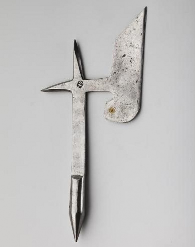 Экспонат из собрания Эрмитажа на выставке музея в Тульском кремле. Немецкий метательный топорик XV века Экспонат из собрания Эрмитажа на выставке музея в Тульском кремле. Немецкий метательный топорик XV века